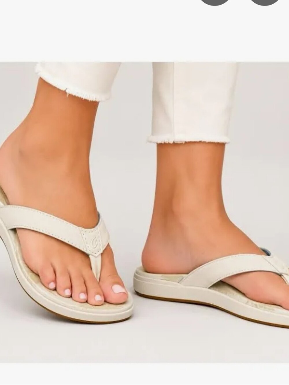 OluKai Women’s Cream/White Comfort Thong Sandals